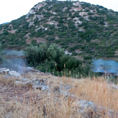 Yalnız Dağ 'ın arka planında hayaletler var.