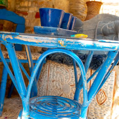 21 yaşında. Sokaktaki eski mavi masa.