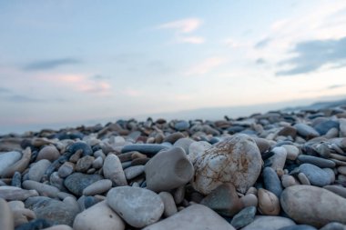 Bir. Deniz kıyısındaki sahilde taşlar