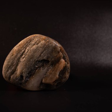 - Sekiz. Siyah zemin üzerinde taş