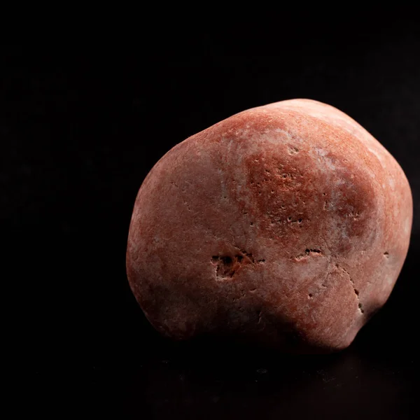 Piedra Rosa Sobre Fondo Negro — Foto de Stock