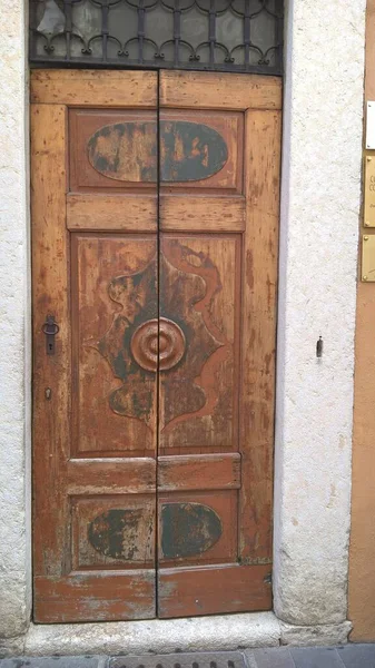 - Dört. Eski süslemeli ahşap kapı.