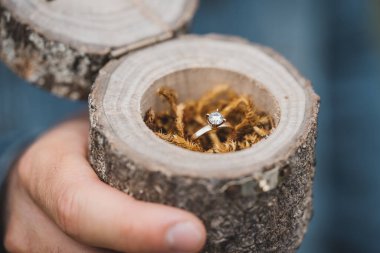 Ahşap boruyu tutan bir elin yakınına.