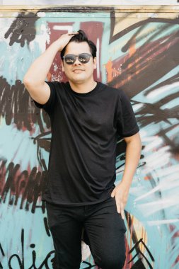 Şehirde rastalı saçları olan yakışıklı bir genç.