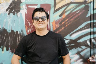 Dreadlocks ile genç bir adam portresi