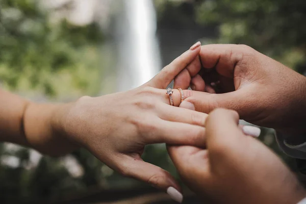 Hand Holding Wedding Rings White Diamond — Foto Stock