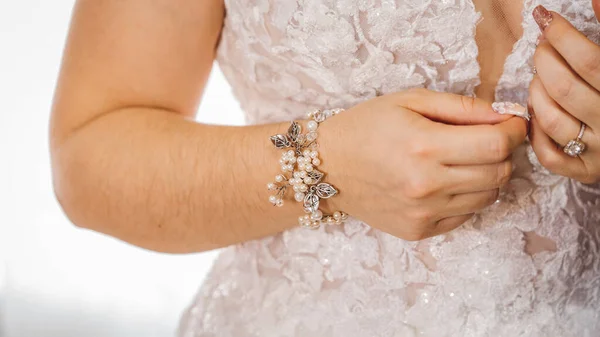 Bride Puts White Wedding Dress — Stockfoto