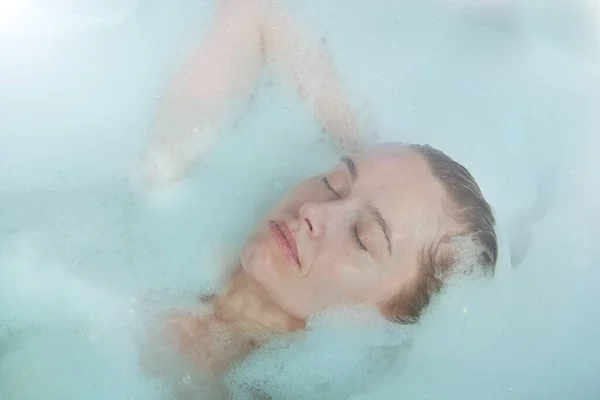 Mujer Tomando Baño — Foto de Stock