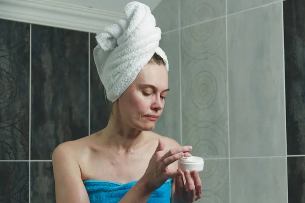 Mujer Después Ducha Baño Utiliza Cosméticos Corporales — Foto de Stock