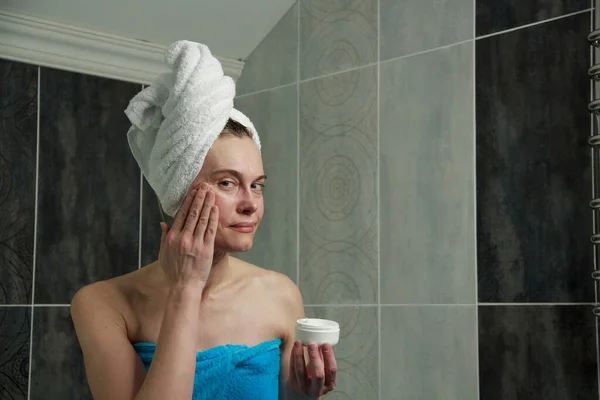 Mujer Después Ducha Baño Utiliza Cosméticos Corporales — Foto de Stock