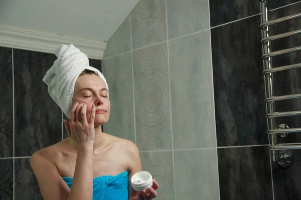 Mujer Después Ducha Baño Utiliza Cosméticos Corporales — Foto de Stock