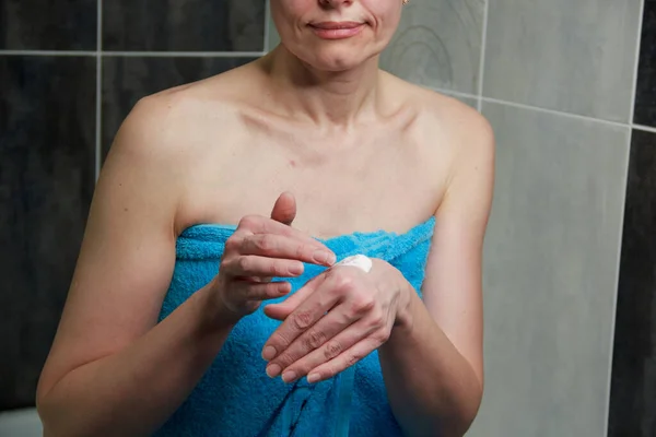 Mujer Después Ducha Baño Utiliza Cosméticos Corporales — Foto de Stock