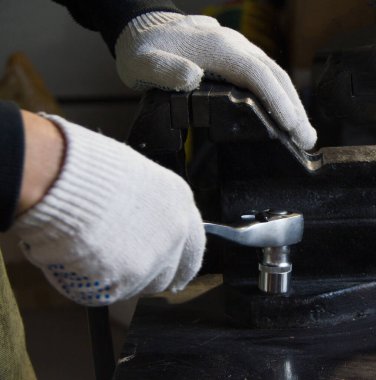 Bir ahlaksızla çalışmak. İnşaat ve marangozluk araçları.