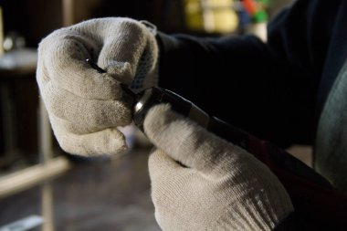 Erkek eller matkabın içine matkap sokuyor. Marangozluk işi.