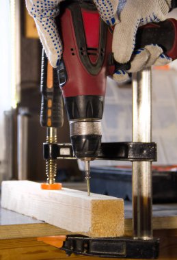 Ahşap bir kısımda matkapla delik açmak. Marangozluk işi..