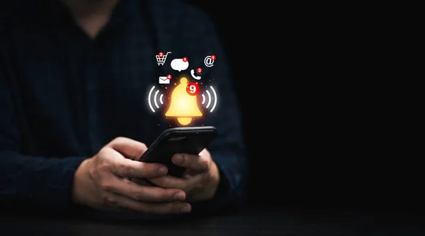 İş adamı, uygulama uyarı kavramı için sanal sarı zilli akıllı telefon kullanıyor..