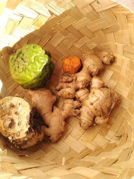 Variety Spices Cooking Served Woven Bamboo Container Turmeric Ginger Bilimbi — Fotografia de Stock