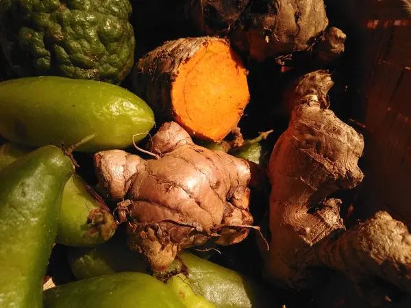 örülmüş bambu kabında, zerdeçal, zencefil, bilimbi ve limon gibi çeşitli baharatlar servis edilir..