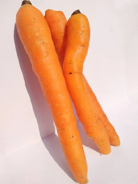 Havuç, havuç, vücudun sağlığı için iyi olan birçok besin içerir, yani beta karoten, antioksidan olarak kullanışlıdır. beyaz arkaplan