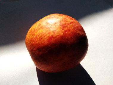 red apples isolated on white background, Apples are known to be low in calories and contain a variety of vitamins and minerals, such as vitamin A, vitamin B6, vitamin C, and potassium.