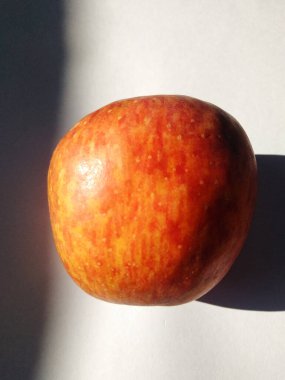 red apples isolated on white background, Apples are known to be low in calories and contain a variety of vitamins and minerals, such as vitamin A, vitamin B6, vitamin C, and potassium.