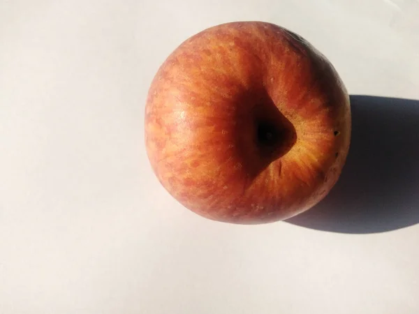red apples isolated on white background, Apples are known to be low in calories and contain a variety of vitamins and minerals, such as vitamin A, vitamin B6, vitamin C, and potassium.