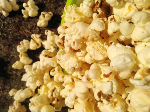 high view of ripe popcorn served in green bowl.close upIn addition to helping you lose weight, eating popcorn also has other health benefits. The polyphenol content in popcorn also has the potential to reduce the risk of heart disease and other