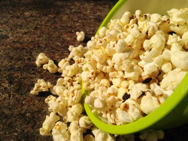 high view of ripe popcorn served in green bowl.close upIn addition to helping you lose weight, eating popcorn also has other health benefits. The polyphenol content in popcorn also has the potential to reduce the risk of heart disease and other