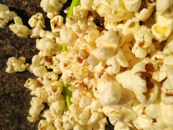 high view of ripe popcorn served in green bowl.close upIn addition to helping you lose weight, eating popcorn also has other health benefits. The polyphenol content in popcorn also has the potential to reduce the risk of heart disease and other