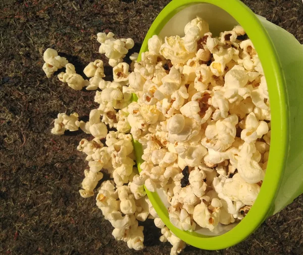 High View Ripe Popcorn Served Green Bowl Close Upin Addition — Stock fotografie