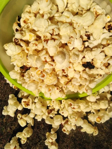 High View Ripe Popcorn Served Green Bowl Close Upin Addition — Stock fotografie