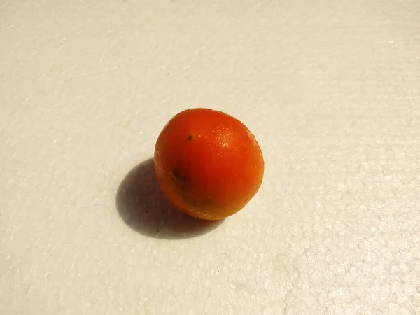 Ντομάτα Απομονωμένη Λευκό Φόντο Τομάτα Είναι Φυτό Της Οικογένειας Solanaceae — Φωτογραφία Αρχείου