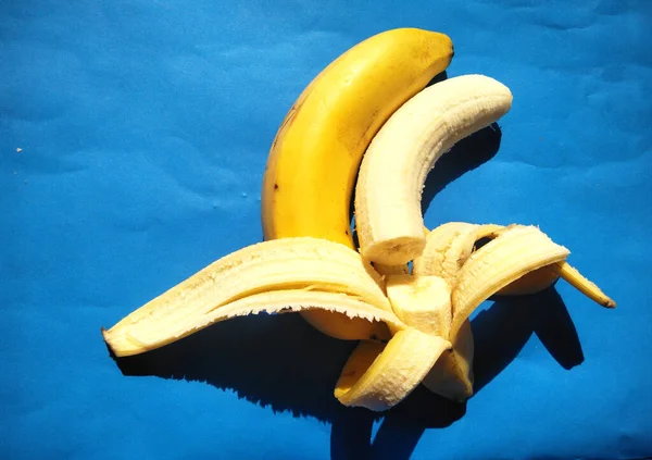 Bananas Blue Background Cold Tone Classification Bananas Kingdom Plantae Division — Photo