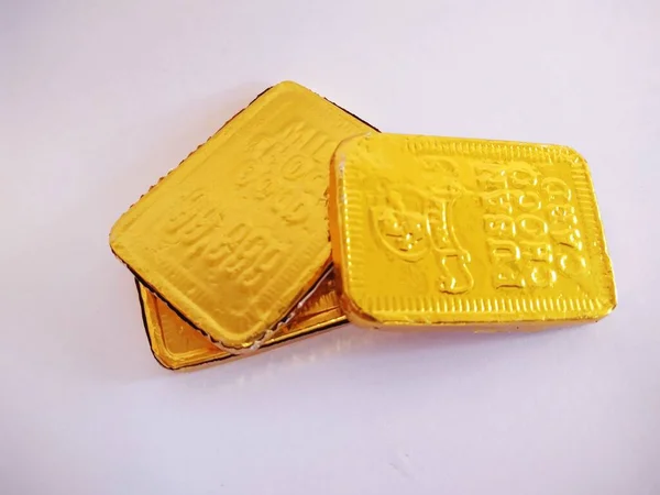 Шоколад Прямоугольной Формы Завернутый Алюминиевую Фольгу Золотого Цвета — стоковое фото
