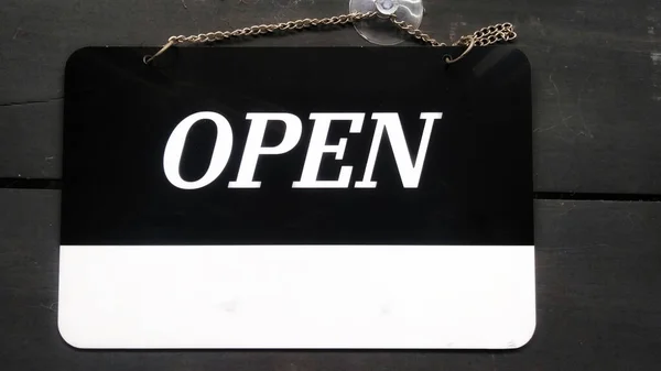 打开标牌 黑色和白色 符号表示商店是开着的 挂在木墙上 — 图库照片