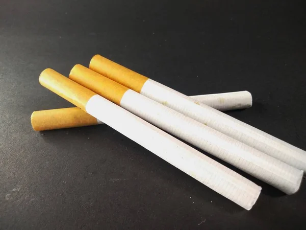 Cigaretu Černém Pozadí Špatné Návyky Konceptu Přestat Kouřit — Stock fotografie