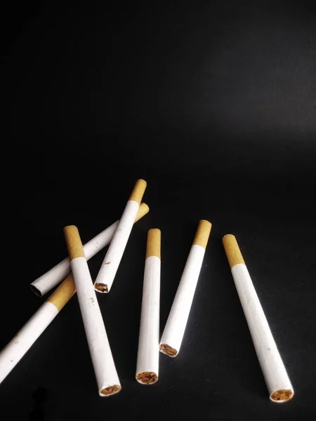 Cigaretu Černém Pozadí Špatné Návyky Konceptu Přestat Kouřit — Stock fotografie