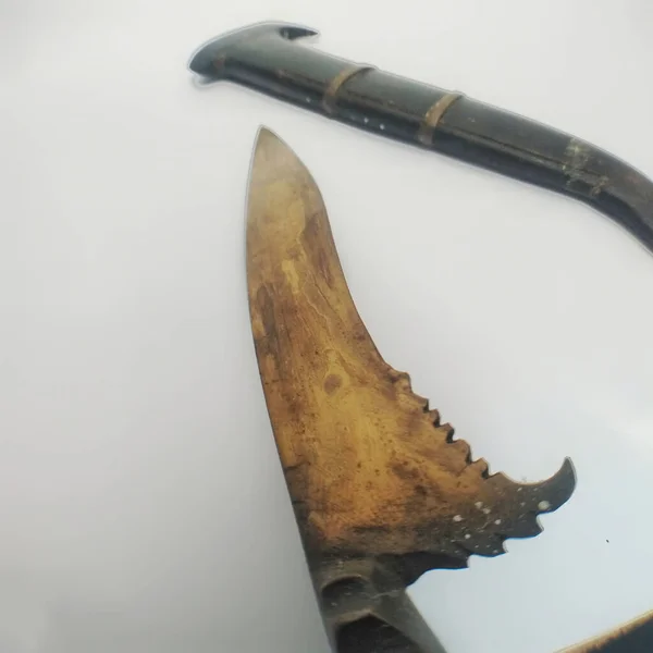 Rencong beyaz arka planda izole edilmiş, Rencong, Endonezya 'nın tipik bir silahıdır. Rencong kendi kimliğini, cesaretini ve aceh halkının direncini simgeliyor.