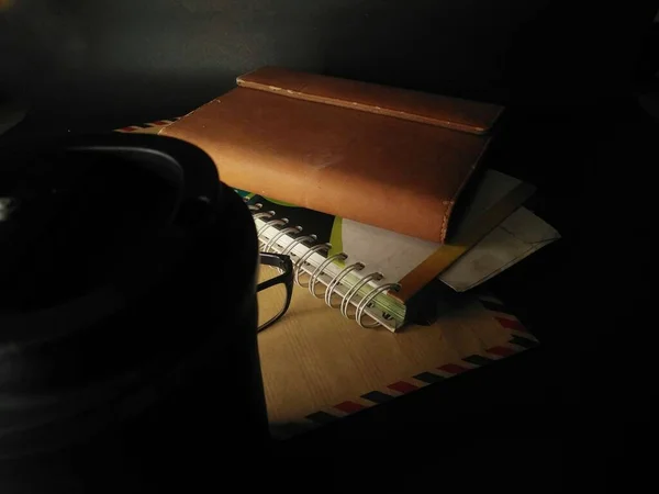 Kahverengi kapak kitabı, siyah arka plan. Boyama ışığı. Yakın çekim..