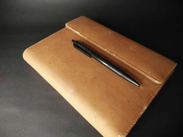 Kahverengi kapak kitabı, siyah arka plan. Boyama ışığı. Yakın çekim..