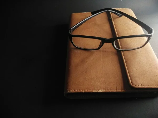 Kahverengi kapak kitabı, siyah arka plan. Boyama ışığı. Yakın çekim..