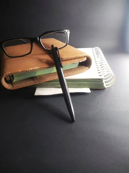 Kahverengi kapak kitabı, siyah arka plan. Boyama ışığı. Yakın çekim..