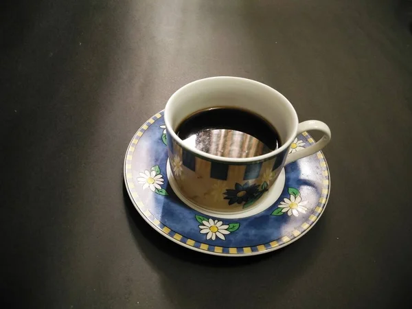 Filiżanka Kawy Kwiatowy Wzór Czarnym Tle — Zdjęcie stockowe
