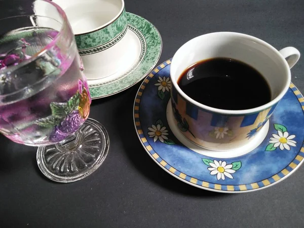 Çay Fincanı Kahve Fincanı Siyah Arka Planda Maden Suyuyla Dolu — Stok fotoğraf