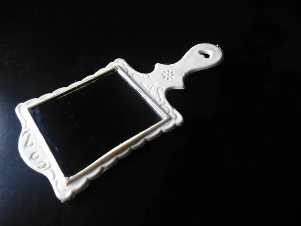 Siyah Arkaplanda Beyaz Çerçeveli Ayna — Stok fotoğraf