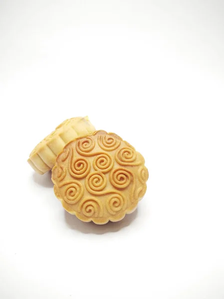 Beyaz arka planda izole edilmiş fındıklı ay çöreği. Izgara, lezzetli, fırın.