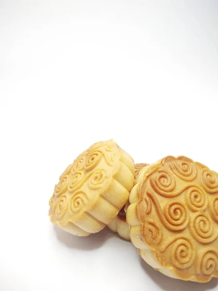 Beyaz arka planda izole edilmiş fındıklı ay çöreği. Izgara, lezzetli, fırın.