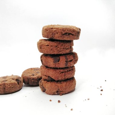 Beyaz arka planda izole edilmiş çikolatalı kurabiye koleksiyonu. arkaplan, kapak, pankart ve daha fazlası için.