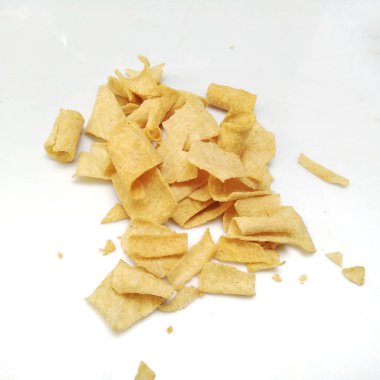 Patates cipsi beyaz arkaplanda izole