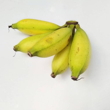 Beyaz arkaplanda izole edilmiş muz